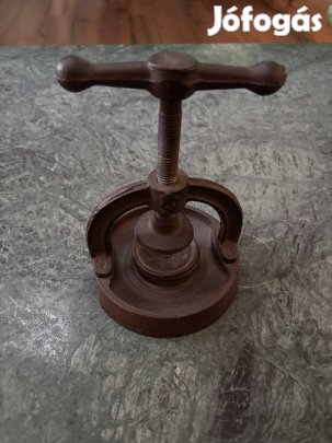 Öntöttvas dió- és mogyorótörő eladó