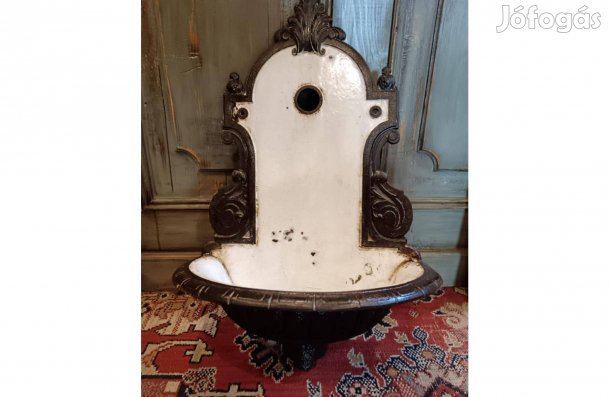 Öntöttvas falikút, kis méretű darab, nincs sérülés, szépen kidolgozott