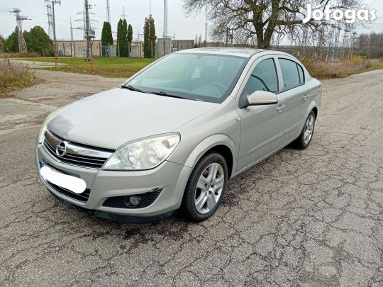 Opel Astra H 1.6 Sedan, hölgy tulajdonostól, vonóhoroggal