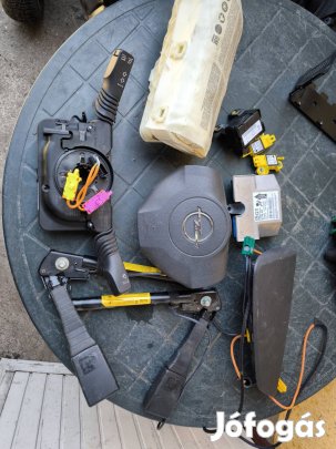 Opel Astra H légzsák szett indító átvezető öv feszíotő műszerfal 