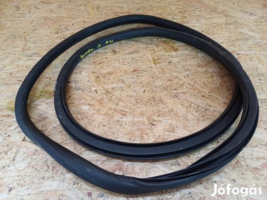 Opel Astra J (2009-2015) Jobb Hátsó Ajtókéder Gumi