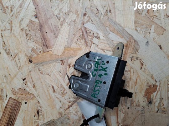 Opel Astra K (2015 -Csomagtérajtó Központizár