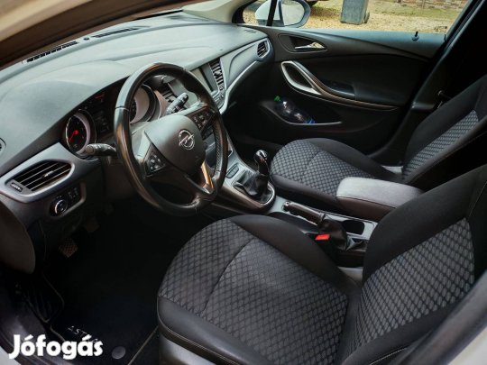 Opel Astra K sorozatú fehér autó eladó