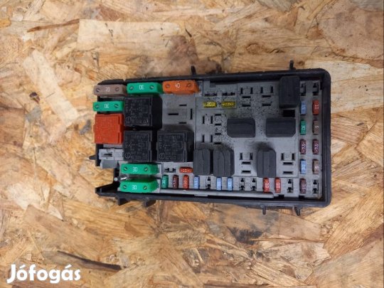 Opel Corsa D (2006-2015)  1.4 Benzines  Biztosíték Tábla