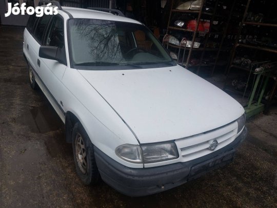 Opel F Astra kombi karosszéria elemei fehér