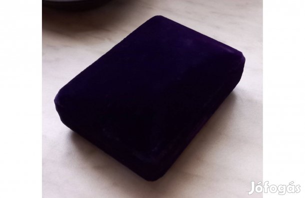 Óra vagy ékszertartó lila bársony doboz 12x9x3,5 cm - Újszerű