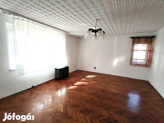 Öreghegy elején, 2 szobás nagy erkélyes lakás eladó!