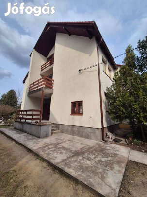 Öreghegyen nagyrészt felújított kétszintes tégla szigetelt csház eladó