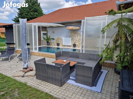 Öreglakon medencés családi ház eladó