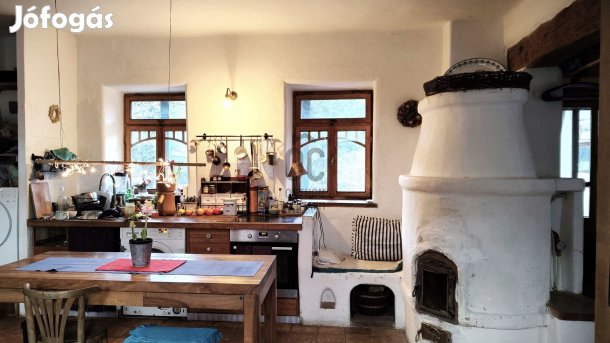 Orfű belterületén hangulatos parasztház, nagy telekkel eladó