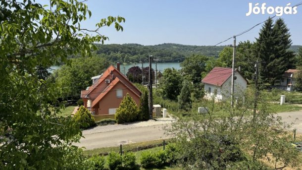 Orfűn a Pécsi- tó közelében eladó egy két lakrészes ház!