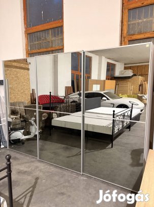 Óriás tükrös tolóajtós gardrób 