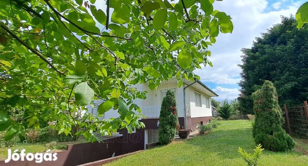 Óriási árzuhanás! Közel a szabad strandhoz három szintes családi ház