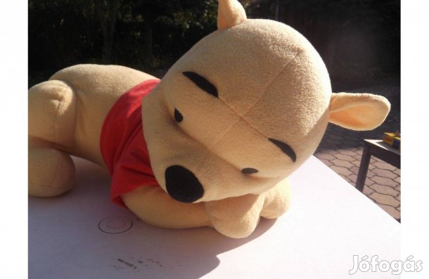 Óriási plüss Micimackó piros felsővel - kb. 55 cm hosszú -Akció!!