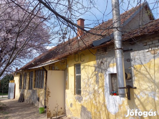 Óriási telek, felújítandó családi ház Felsőszentivánon!