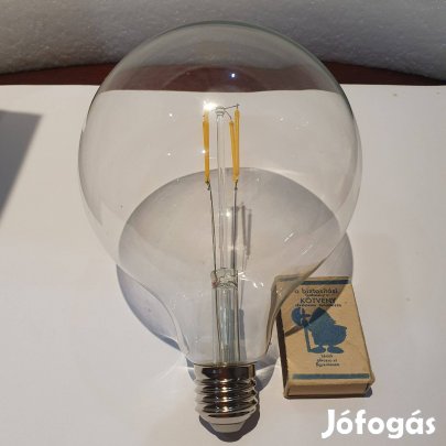 Óriási új villanykörte dobozában izzó égő lakásdekoráció