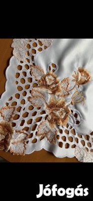 Óriási ünnepi asztalterítő