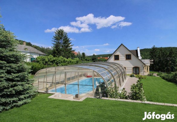 Örök Balatonpanorámás családi ház medencével eladó Alsóörsön