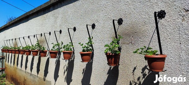 Örök életű fém kaspó. Függeszthető, falra, oszlopra rögzíthető