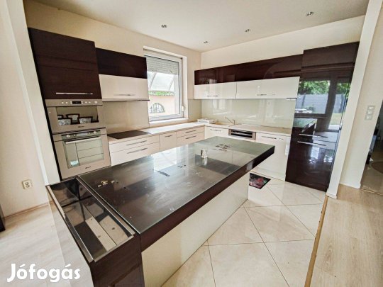 Örökösföldi tágas sorház 350 nm-es kerttel