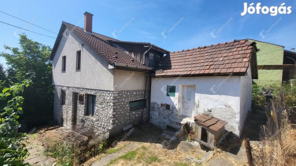 Örökpanorámás 100 m2-es családi ház eladó Komlóstetőn alkalmi áron!