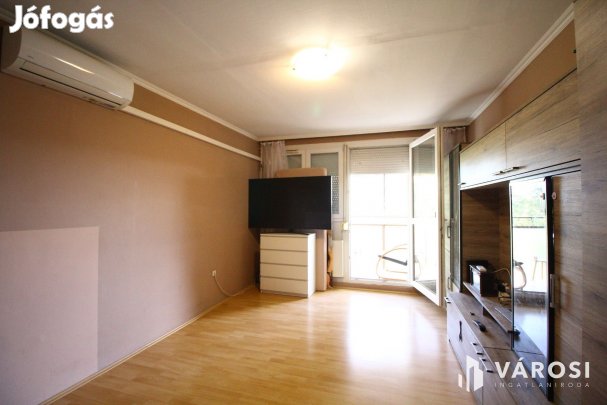 Orosházán a belvárosban 3 szobás panelt kínálok.