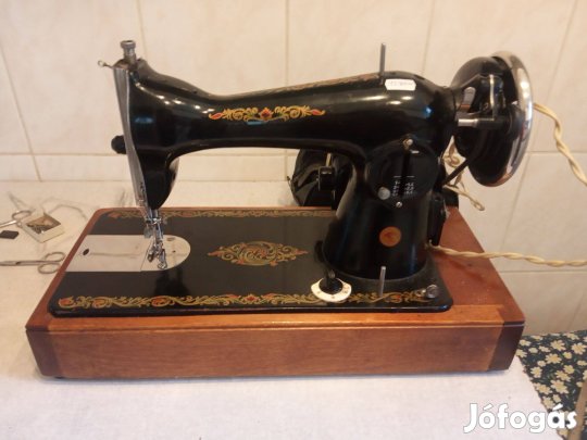 Orosz, elektromos működő, felújított táskavarrógép hordozótáskában