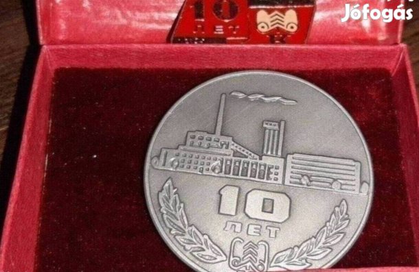 Orosz gyári plakett a tízéves munkáért