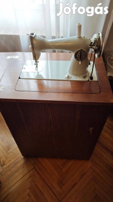 Orosz varrógép régi antik, lábbal hajtós, saját szekrényében