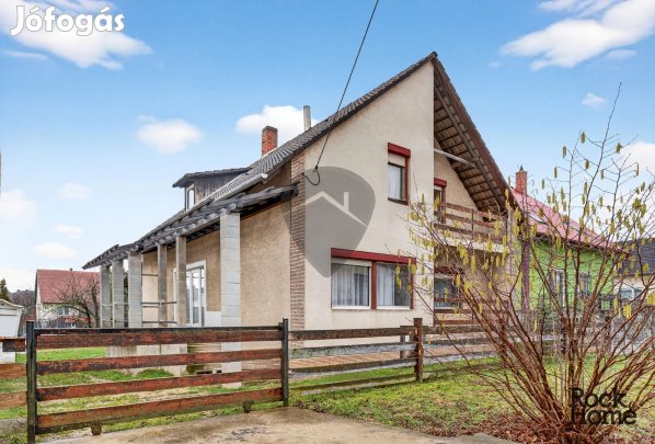 Oroszlány Borbála részén eladó egy szerkezetileg kiváló, stabil csalá