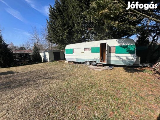 Oroszlány kedvelt üdülőövezetében, a Bokodi lebegőfalu közvetlen közel