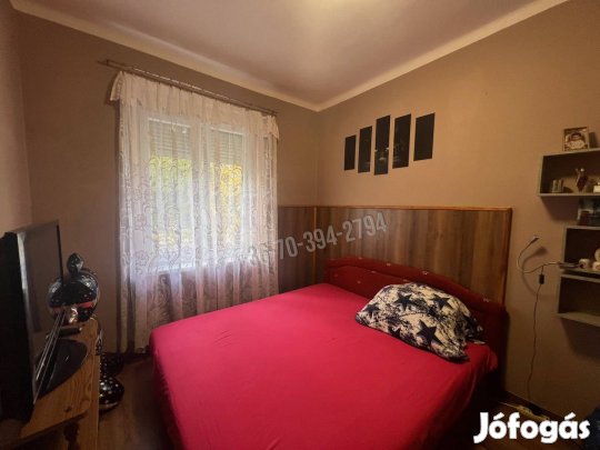 Oroszlányon, I. emeleti 3 szobás, 64m2 nagyságú téglaépítésű lakás ela