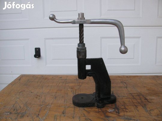 Orsós gombbehúzó, patentozó, ringliző prés