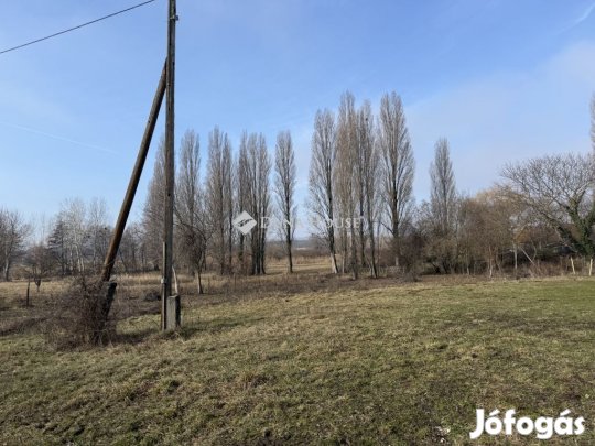 Örvényesi 925 nm-es telek eladó