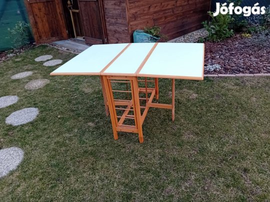 Összecsukható asztal