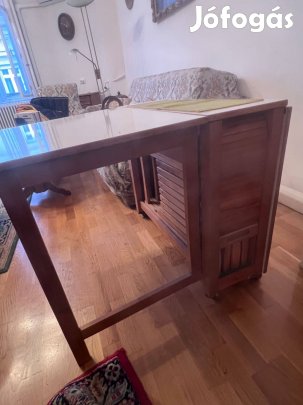 Összecsukható asztal