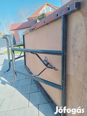 Összecsukható asztalok, székek