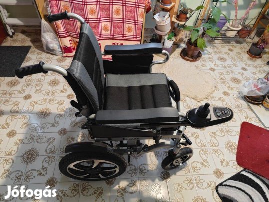 Összecsukható elektromos kerekesszék