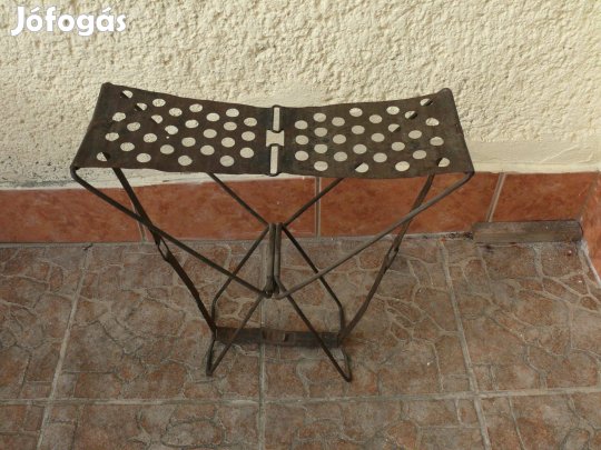 Összecsukható fémszék - a túrizmus hőskorából