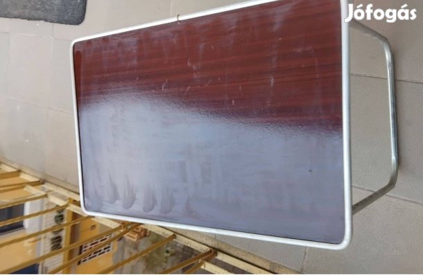 Összecsukható kempingasztal 60 x 40 x 45 magas ,régi jó állapot