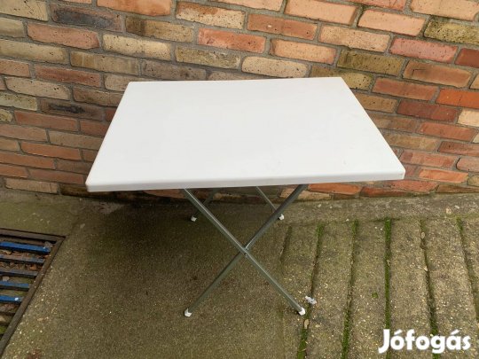 Összecsukható kempingasztal
