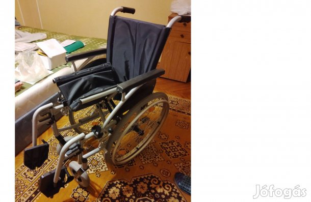 Összecsukható kerekesszék, rokkantkocsi, tolószék