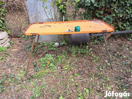 Összecsukható szerelő asztal