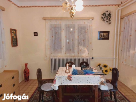 Összeköltözőknek! Két ház egy telken eladó Dunaföldváron!