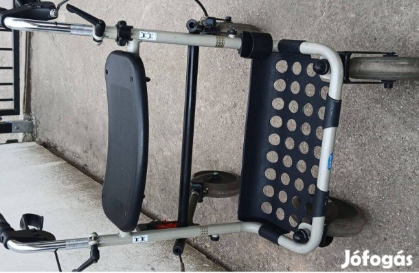 Összezárható, alig használt, üléssel rendelkező rollátor