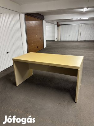 Összezárható fémvázas műanyag asztal