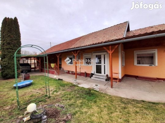 Összkomfortos, 5 szobás, fedett autóbeállós ház, nagy telek