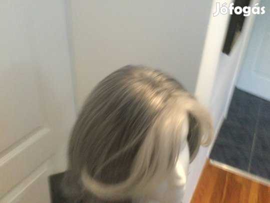 Őszes , fél hosszú , csodaszép , hullámos paróka