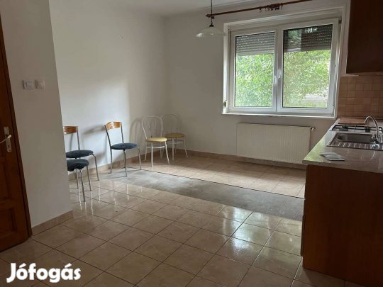 Ószőlő Utca Belvárosi Szakaszán Földszinti Téglaépítésű Lakás Eladó