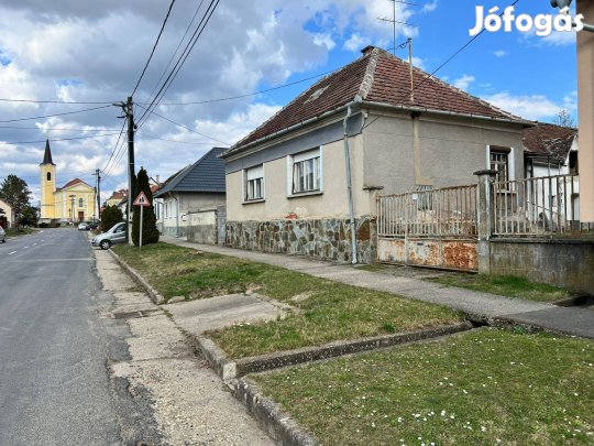 Osztrák határ mellett Felsőcsatár településen családi ház eladó